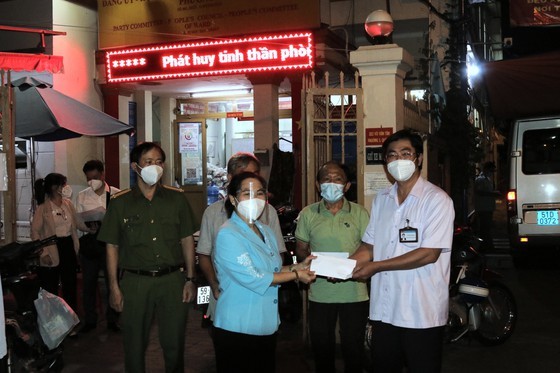HCMC People's Council leader visits, presents gifts to District 3’s officials ảnh 3