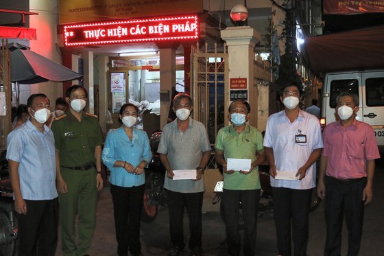 HCMC People's Council leader visits, presents gifts to District 3’s officials ảnh 4