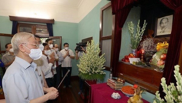 Party leader pays tribute to President Ho Chi Minh on National Day ảnh 1