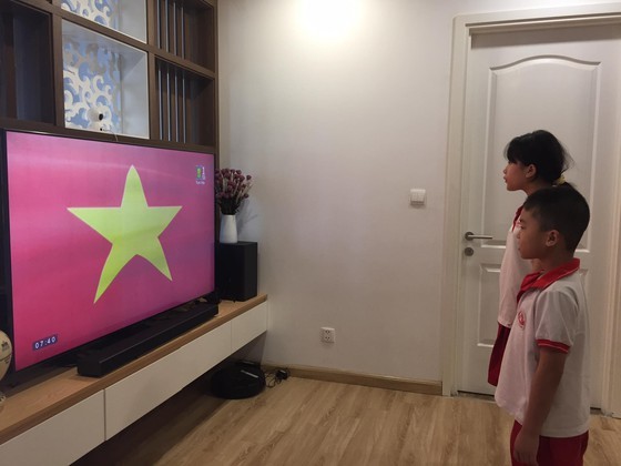 New academic year in distance learning begins across country amid pandemic ảnh 11