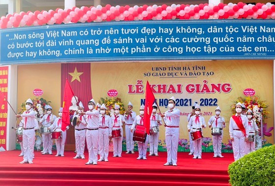 New academic year in distance learning begins across country amid pandemic ảnh 12