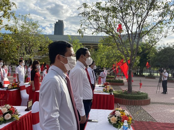 New academic year in distance learning begins across country amid pandemic ảnh 13