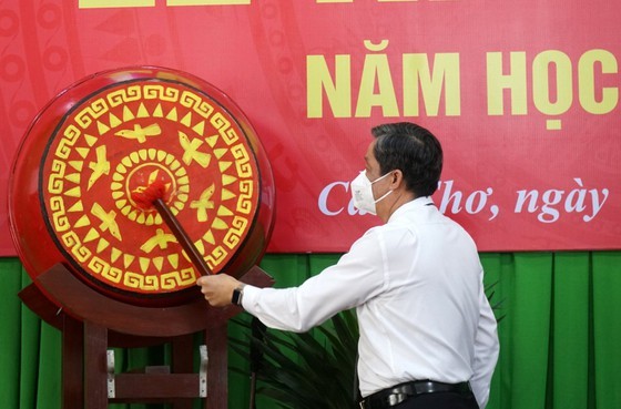 New academic year in distance learning begins across country amid pandemic ảnh 22