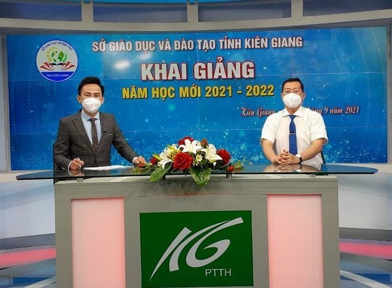 New academic year in distance learning begins across country amid pandemic ảnh 24