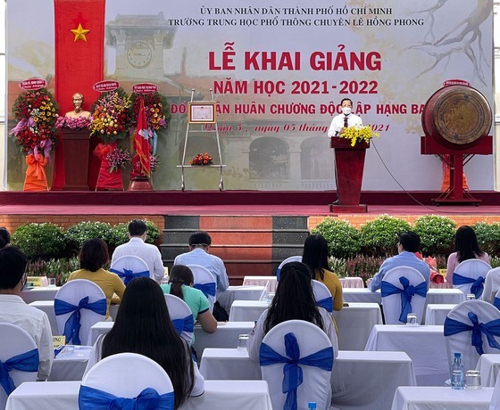 New academic year in distance learning begins across country amid pandemic ảnh 4