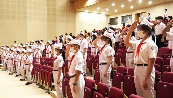 New academic year in distance learning begins across country amid pandemic ảnh 20