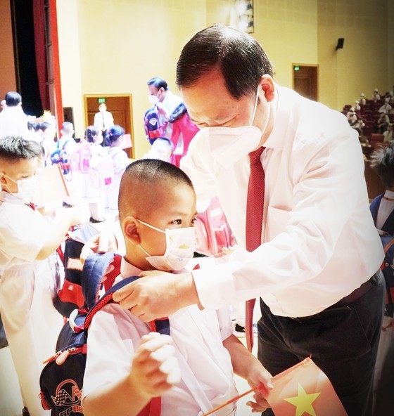 New academic year in distance learning begins across country amid pandemic ảnh 19