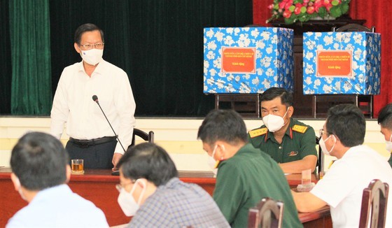 HCMC’s Chairman visits military soldiers on the frontline of pandemic ảnh 2