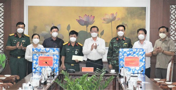 HCMC’s Chairman visits military soldiers on the frontline of pandemic ảnh 5