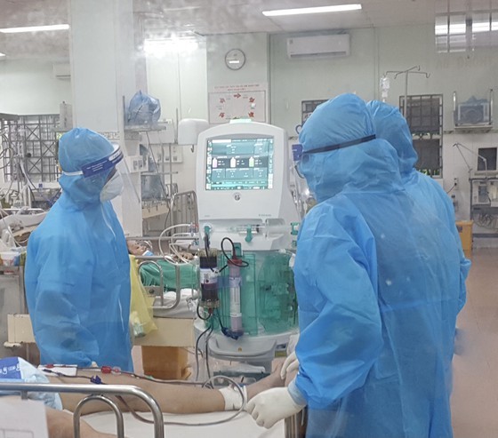 Ministry prompts HCMC, southern localities to reduce Covid-19 deaths ảnh 2