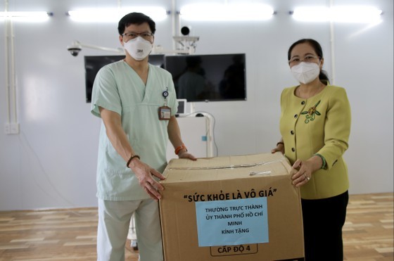 HCMC’s leaders extend gratitude to frontline healthcare workers  ảnh 16