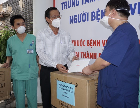 HCMC’s leaders extend gratitude to frontline healthcare workers  ảnh 2
