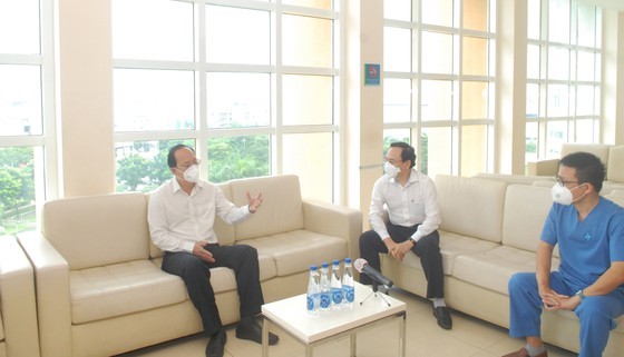 HCMC’s leaders extend gratitude to frontline healthcare workers  ảnh 3