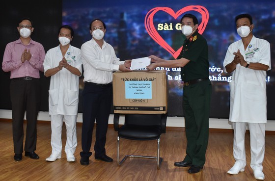 HCMC’s leaders extend gratitude to frontline healthcare workers  ảnh 6