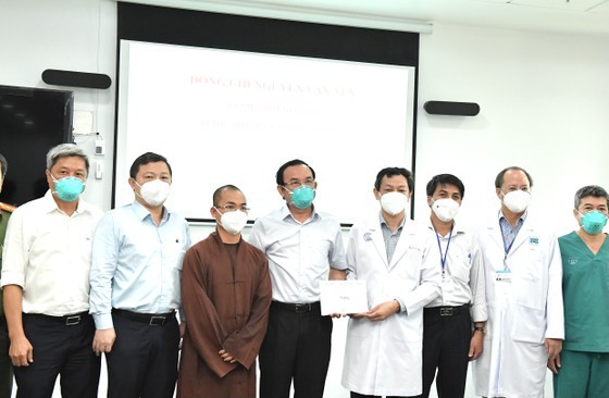 Vaccine, medicine, people’s awareness are key factors to combat Covid-19 ảnh 4