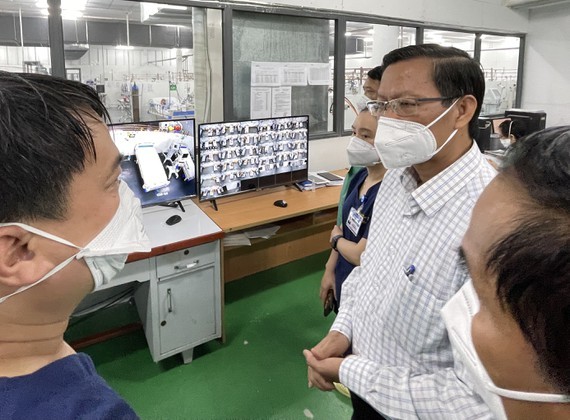 HCMC’s leaders extend gratitude to frontline healthcare workers  ảnh 1