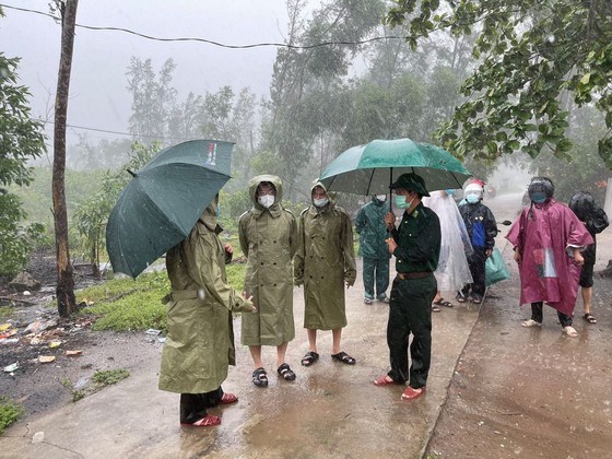 Central region prevents Typhoon Con Son amid Covid-19 pandemic ảnh 12