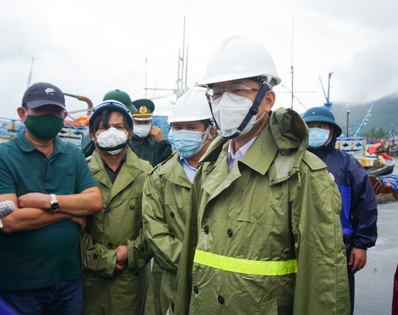 Central region prevents Typhoon Con Son amid Covid-19 pandemic ảnh 14