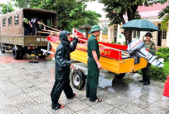 Central region prevents Typhoon Con Son amid Covid-19 pandemic ảnh 15