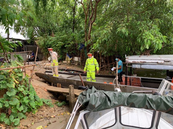 Central region prevents Typhoon Con Son amid Covid-19 pandemic ảnh 3