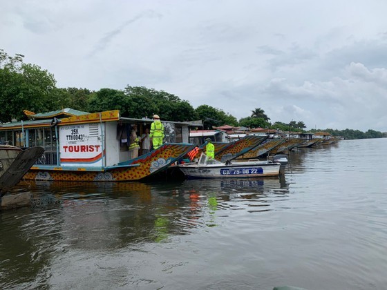 Central region prevents Typhoon Con Son amid Covid-19 pandemic ảnh 4