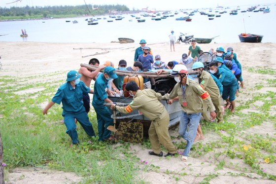 Central region prevents Typhoon Con Son amid Covid-19 pandemic ảnh 6