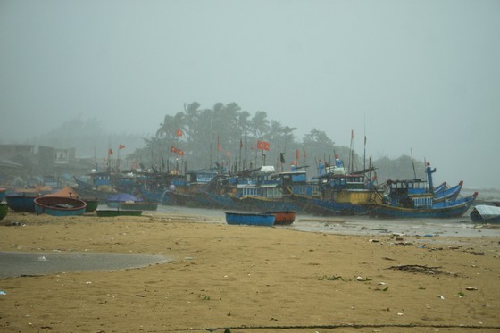 Central region prevents Typhoon Con Son amid Covid-19 pandemic ảnh 9