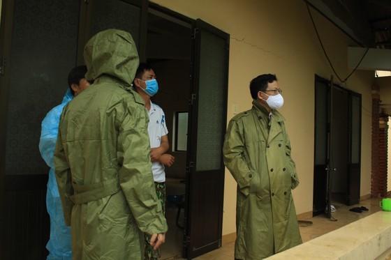 Central region prevents Typhoon Con Son amid Covid-19 pandemic ảnh 10