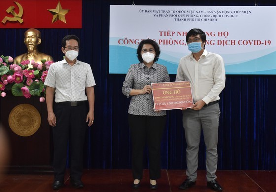 Organizations, businesses donate to HCMC for Covid-19 fight ảnh 2