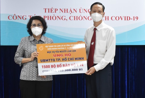 Organizations, businesses donate to HCMC for Covid-19 fight ảnh 3