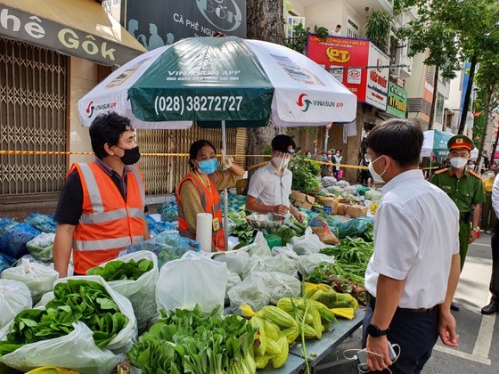 HCMC: District 5 people directly shop for food at field market ảnh 2