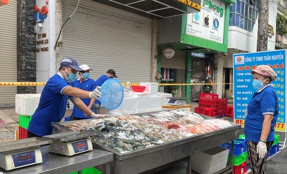 HCMC: District 5 people directly shop for food at field market ảnh 3