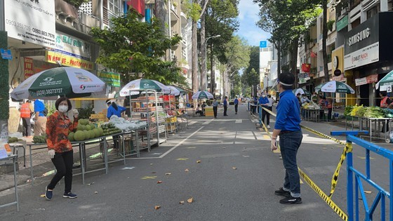 HCMC: District 5 people directly shop for food at field market ảnh 1