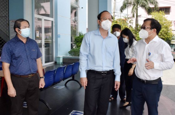 Deputy Party Secretary of HCMC visits, presents gifts to health clinics  ảnh 4