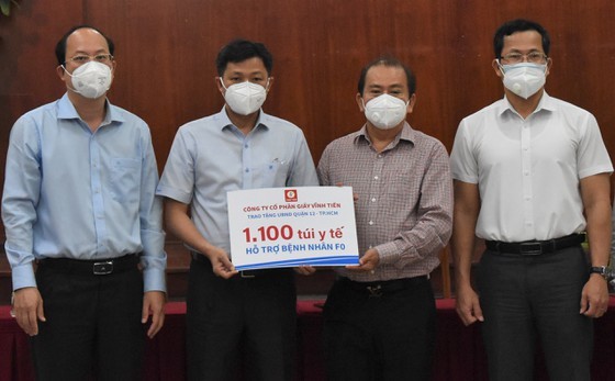 Deputy Party Secretary of HCMC visits, presents gifts to health clinics  ảnh 2