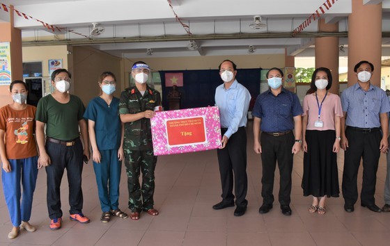 Deputy Party Secretary of HCMC visits, presents gifts to health clinics  ảnh 3