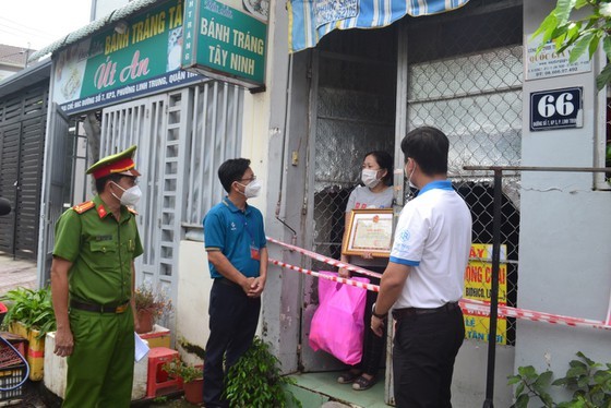 Kind-hearted persons share their Covid-19 support to poorer ones ảnh 1