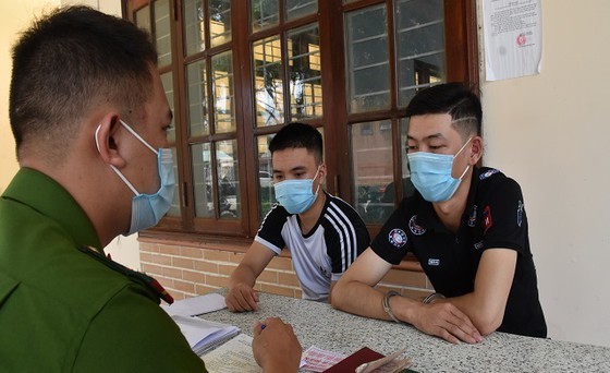 Quang Nam Police arrests six people in loan shark ring ảnh 1