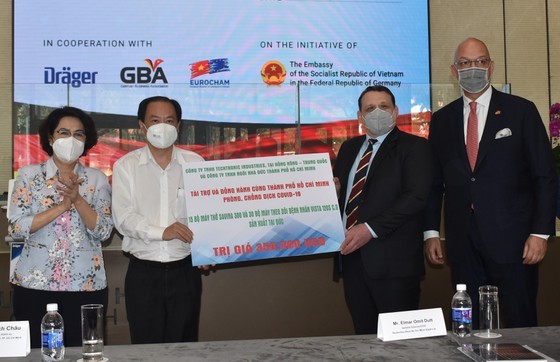 HCMC receives Covid-19 medical equipment from German companies ảnh 2