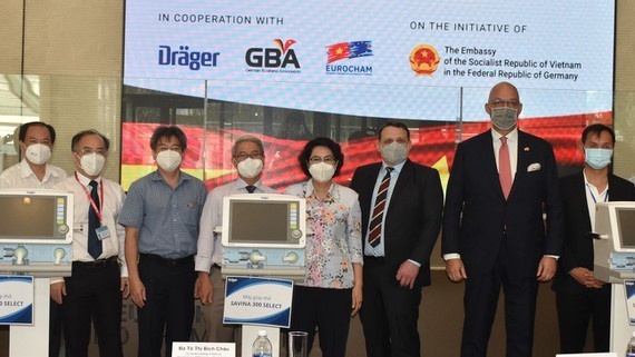 HCMC receives Covid-19 medical equipment from German companies ảnh 1