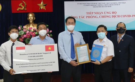 Indonesian businesses, community present gifts to support HCMC’s Covid-19 fight ảnh 1