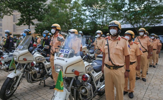 HCMC police launch campaign against criminals after restriction ease ảnh 5