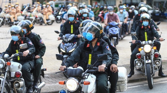 HCMC police launch campaign against criminals after restriction ease ảnh 8