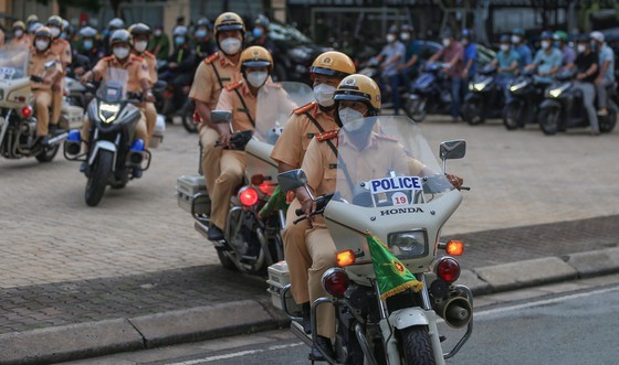 HCMC police launch campaign against criminals after restriction ease ảnh 9