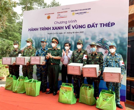 HCMC offers trip to city’s attractions to pay tribute to frontline forces ảnh 4