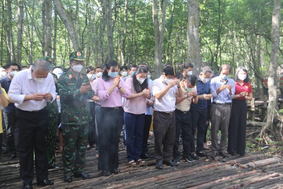 HCMC offers trip to city’s attractions to pay tribute to frontline forces ảnh 1