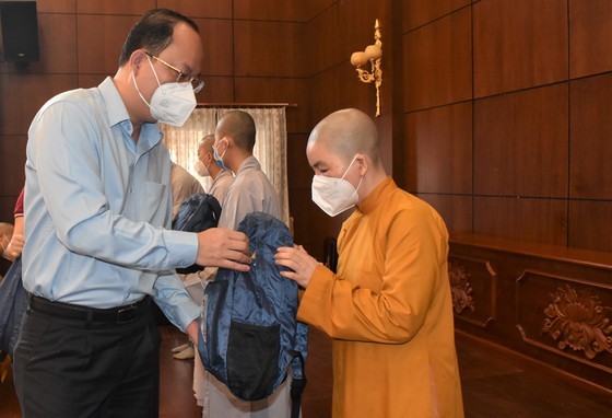 More religious volunteers participate in HCMC’s fight against pandemic ảnh 2