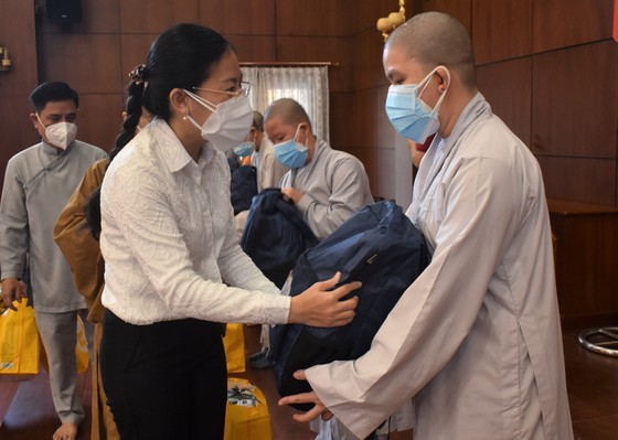 More religious volunteers participate in HCMC’s fight against pandemic ảnh 3