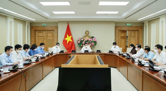 Deputy PM emphasizes safety when reopening school ảnh 1