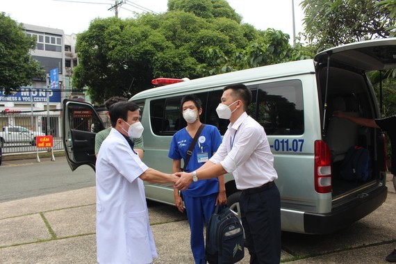 HCMC sends health workers to aid other localities in Covid-19 combat ảnh 1